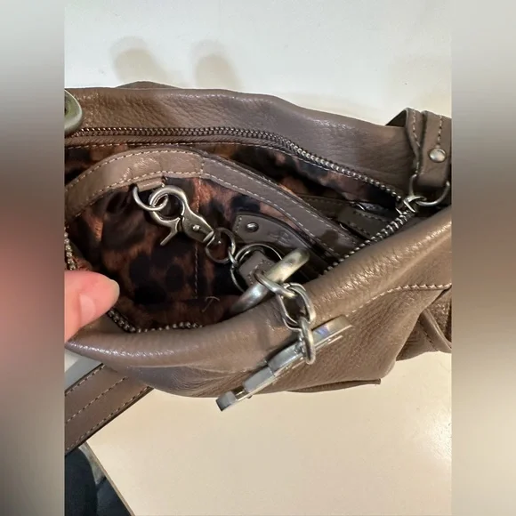 B. MAKOWSKY Crossbody Purse Taupe Tan Beige Brown Leather Handbag Buckle Pockets - Picture 11 of 16